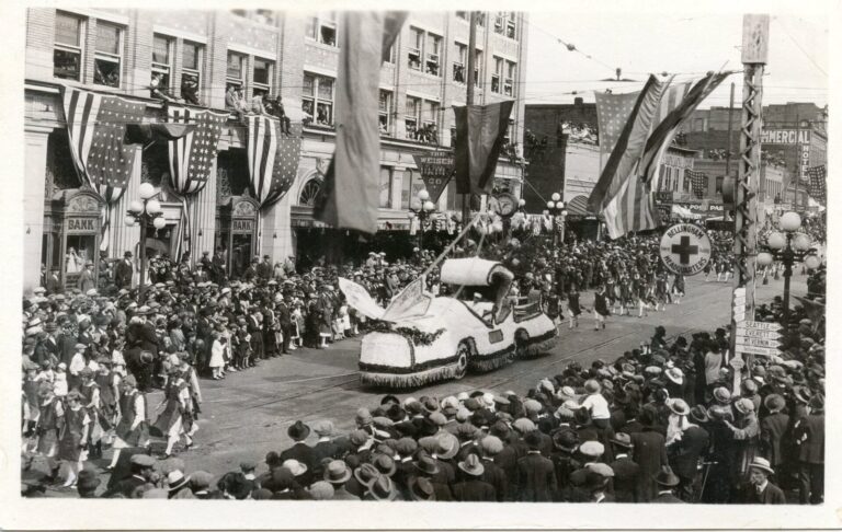 Crowd watching the 1923 Tulip Parade on Cornwall Avenue in downtown Bellingham
