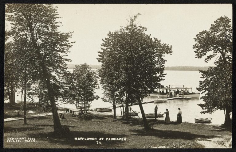 Black and white 1910 photo of the steamer Mayflower at the Fairhaven dock