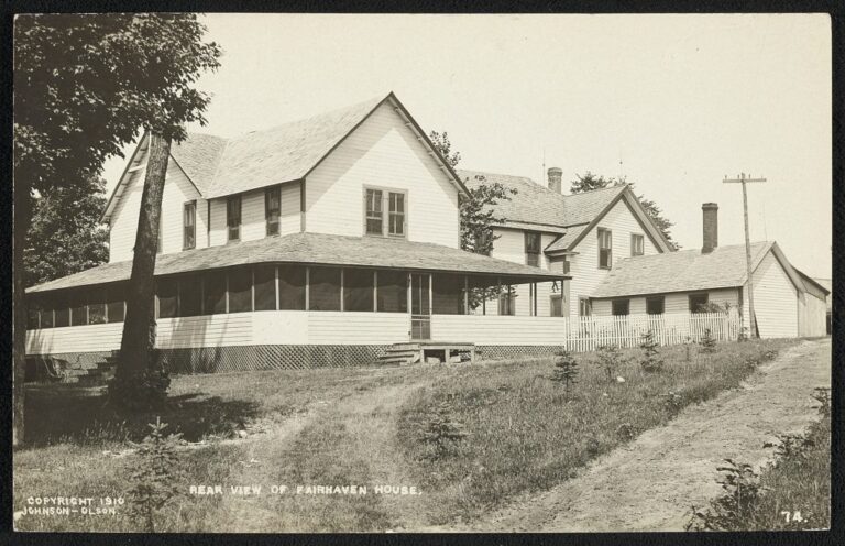 Black and white 1910 photo of a residential house and yard in Fairhaven, Washington
